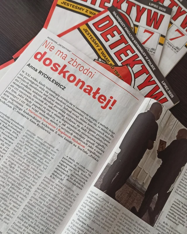 O błędach, szczęściu i przypadkach – tutaj. Można rzucić okiem. Więcej smaczków inspirowanych życiem – w najnowszym wydaniu "Detektywa". Zapraszam! Bo ten już ugościł na swoich łamach wywiad z Mariuszem Nowakiem i Bogdanem Michalcem – współtwórcami policyjnego krakowskiego Archiwum X oraz kanału na YouTube "Polskie Archiwum X".
 
Dojrzewał kilka miesięcy i dojrzał.

Co w nim?

[...]

Powiedzieliśmy sobie trochę o pewnych błędach czy niedociągnięciach służb, a błędy sprawców…? Każdy przestępca prędzej czy później popełni taki błąd. Jakie zdarzają się najczęściej?

B.M.: Głupie. To bardzo prosty, a zarazem wymowny przykład. Miałem sprawę, w której matka zadzwoniła do komisariatu, zgłaszając zaginięcie syna. Z analizy billingów wynikało, że najpierw zadzwoniła do komisariatu, a dopiero później skontaktowała się z synem. To był drobny błąd, niedopatrzenie – wykonanie połączeń w niewłaściwej kolejności. Okazało się, że matka zamordowała syna, zgłosiła jego zaginięcie, a później, by stworzyć alibi, zadzwoniła na jego numer. To banalny przykład, ale doskonale pokazuje, jak łatwo sprawca może popełnić głupi błąd. W każdym momencie człowiek może się pomylić. Jeden taki błąd, ale kluczowy – i to właśnie on może zdradzić sprawcę.

M.N.: Nie możemy też zapominać o szczęściu. Nie zawsze jest tak, że sprawca dokładnie zaplanuje zbrodnię – czasami po prostu ma farta. Popełnia przestępstwo, które w normalnych okolicznościach zostałoby zarejestrowane przez kamerę monitoringu, ale akurat tego dnia kamera nie działała. Czasem mówimy, że coś jest niemożliwe – ale w rzeczywistości wszystko jest możliwe. Jeśli nie możemy znaleźć żadnego śladu w jednym miejscu, szukamy go w innym.

B.M.: …albo musimy zaufać zasadzie synchroniczności, czyli pojęciu, które wprowadził Carl Gustav Jung – geniusz psychologii. Mowa tutaj o sile, która działa obok związku przyczynowo-skutkowego. „Przypadek? Nie sądzę”. To, co ludzie nazywają fartem, losem, zbiegiem okoliczności, tak naprawdę jest po prostu synchronicznością.

[...]

🕵️‍♀️

@polskiearchiwumx #archiwumx #polskiearchiwumx #kryminalistyka #zbrodnia #detektyw #magazyndetektyw #wywiad